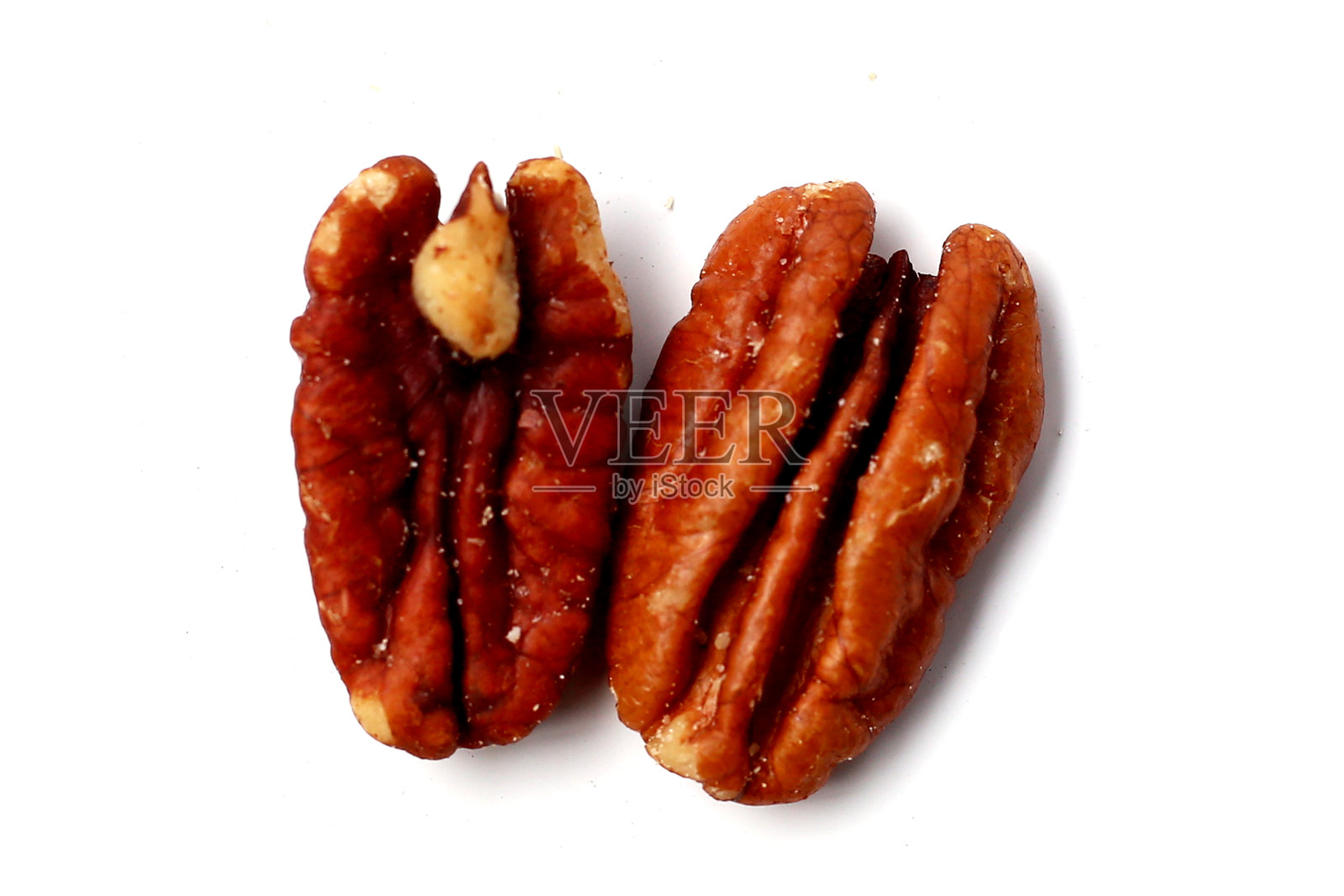 美味的盐焗胡桃散落一地。照片摄影图片