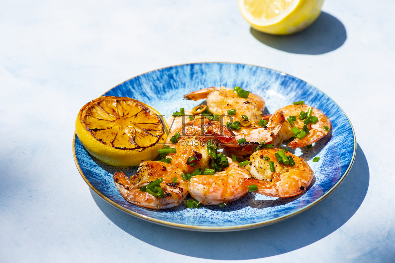 大虾意大利蒜香黄油炒橄榄油照片摄影图片