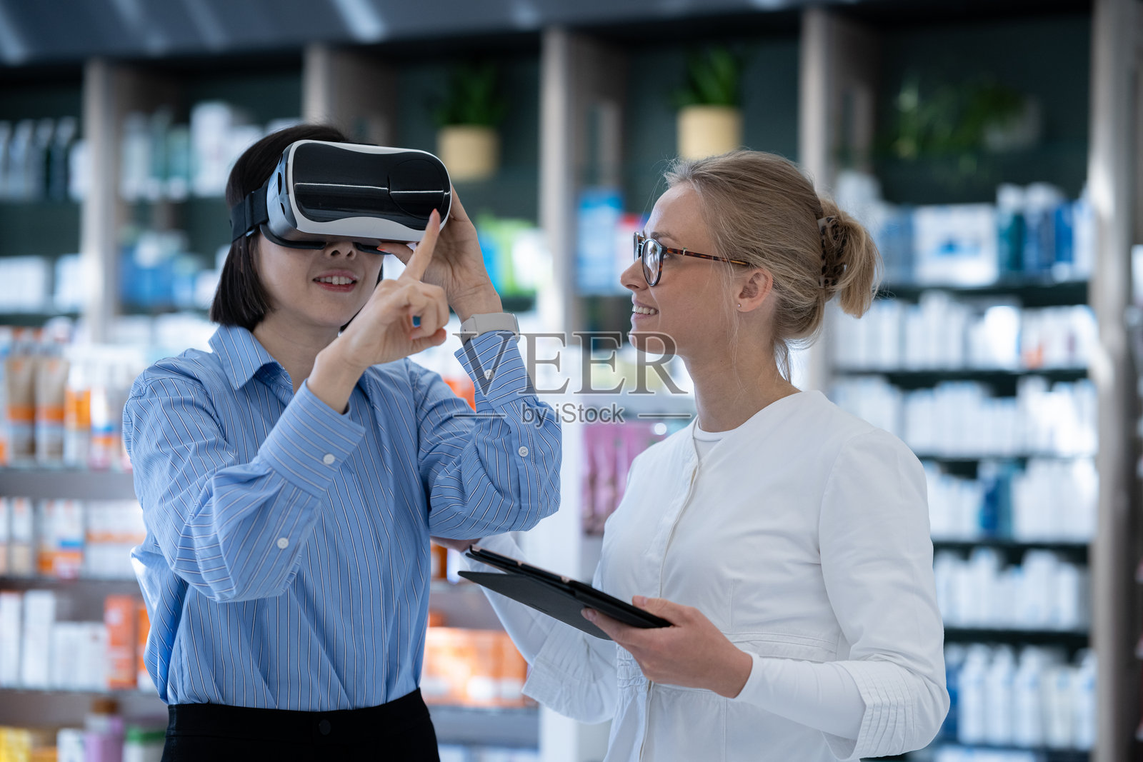 佩戴虚拟现实眼镜的女性药剂师照片摄影图片