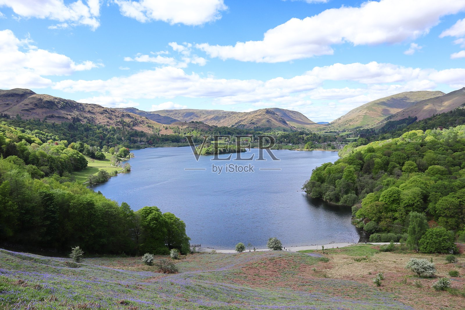 从高处俯瞰英格兰的格拉斯米尔湖。照片摄影图片