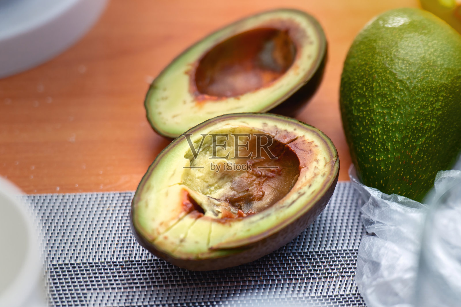 切开的过熟鳄梨的横截面，展示其柔软的质地和棕色果肉照片摄影图片