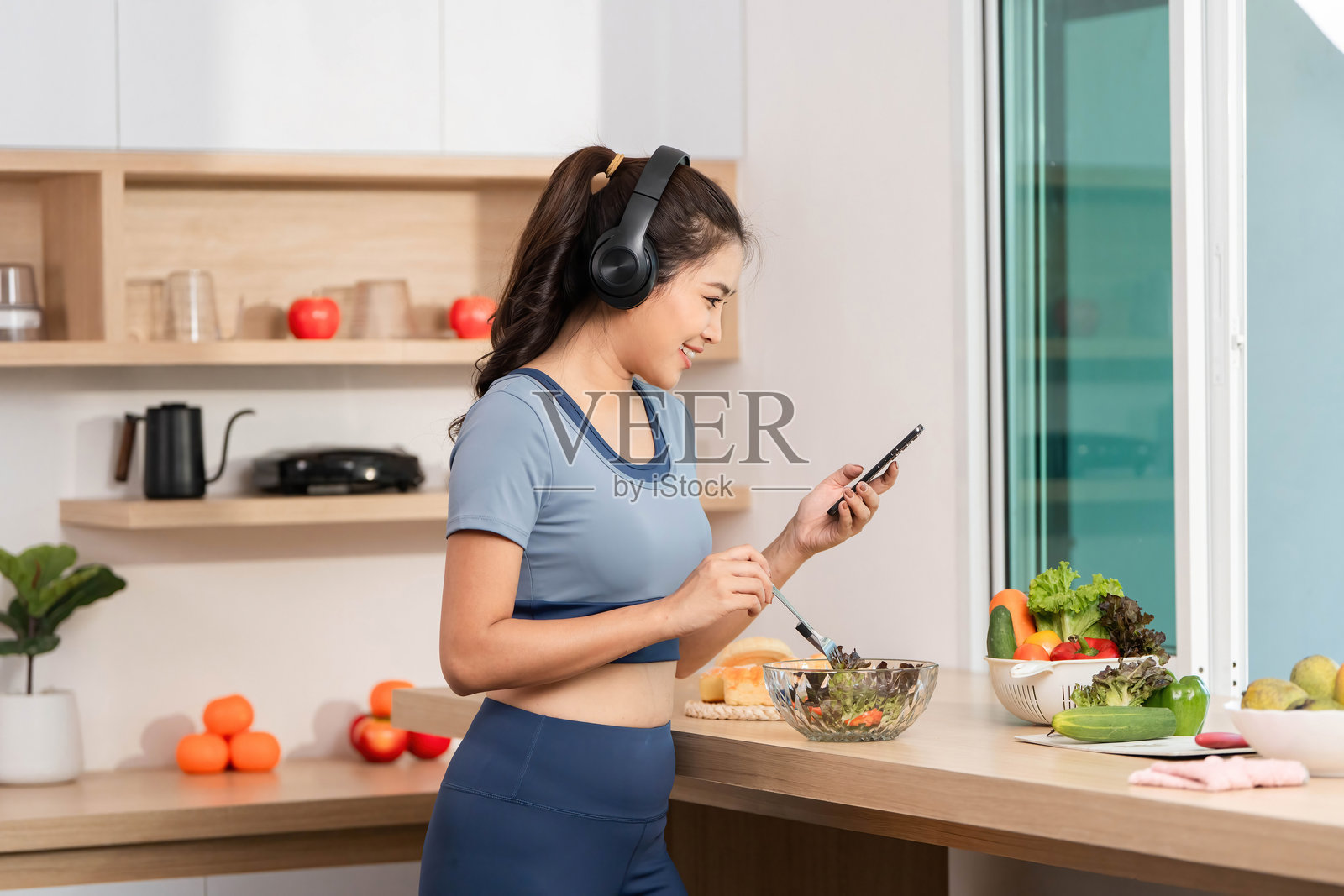 ESG与健康。在查看智能手机的同时参与健康生活方式。照片摄影图片