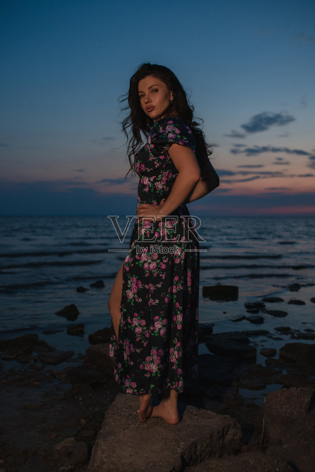 傍晚时分，穿着裙子的女人站在湖边照片摄影图片