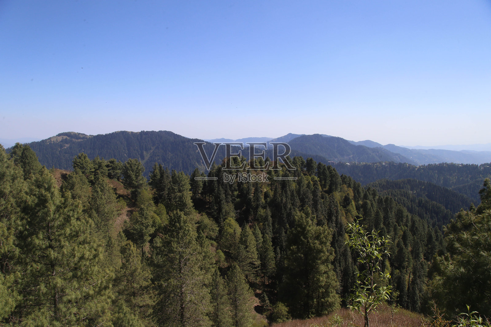 梅兰贾尼的最高峰加拉亚特，俯瞰梅兰贾尼地区的雪山景观，位于巴基斯坦开伯尔-普赫图赫瓦省。照片摄影图片