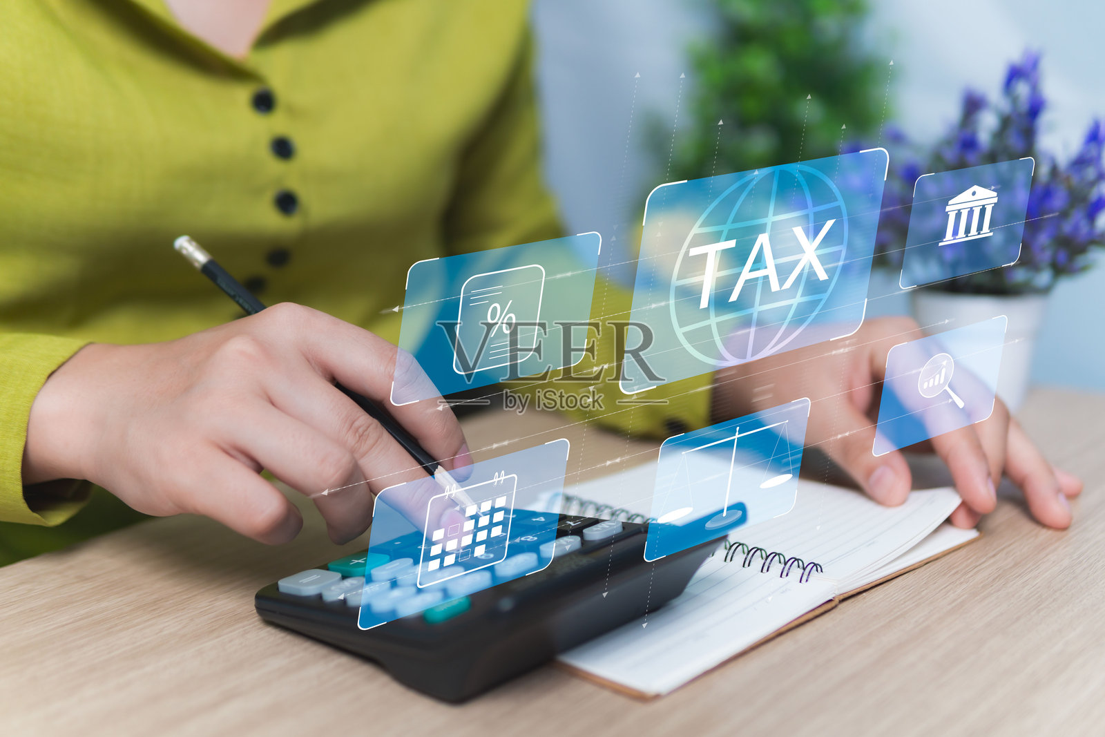 税务规划概念，需向政府扣留的款项，女商人在计算器中输入数据，以向税务部门报告收入，按法律要求缴纳税款，在线报税照片摄影图片