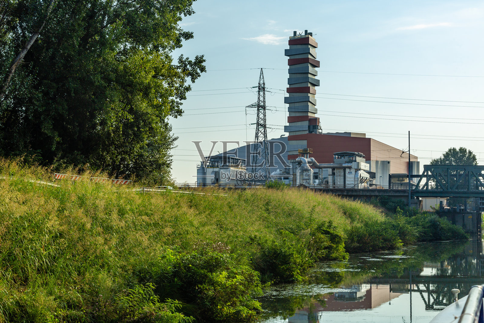 从布伦塔河俯瞰帕多瓦的垃圾焚烧发电厂 - 意大利威尼托大区帕多瓦照片摄影图片
