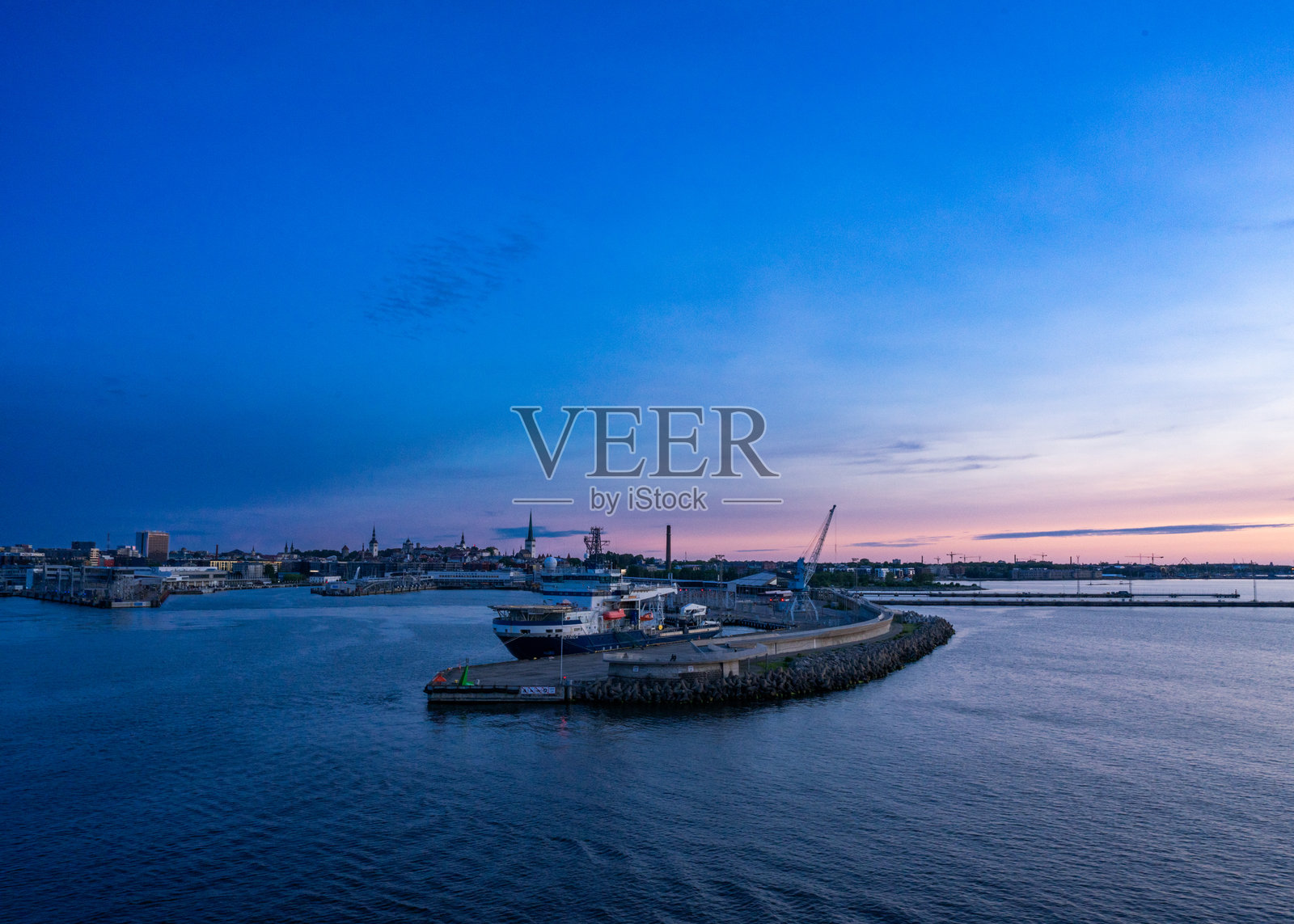 从游轮上俯瞰塔林港的日落景色 - 波罗的海的宁静照片摄影图片