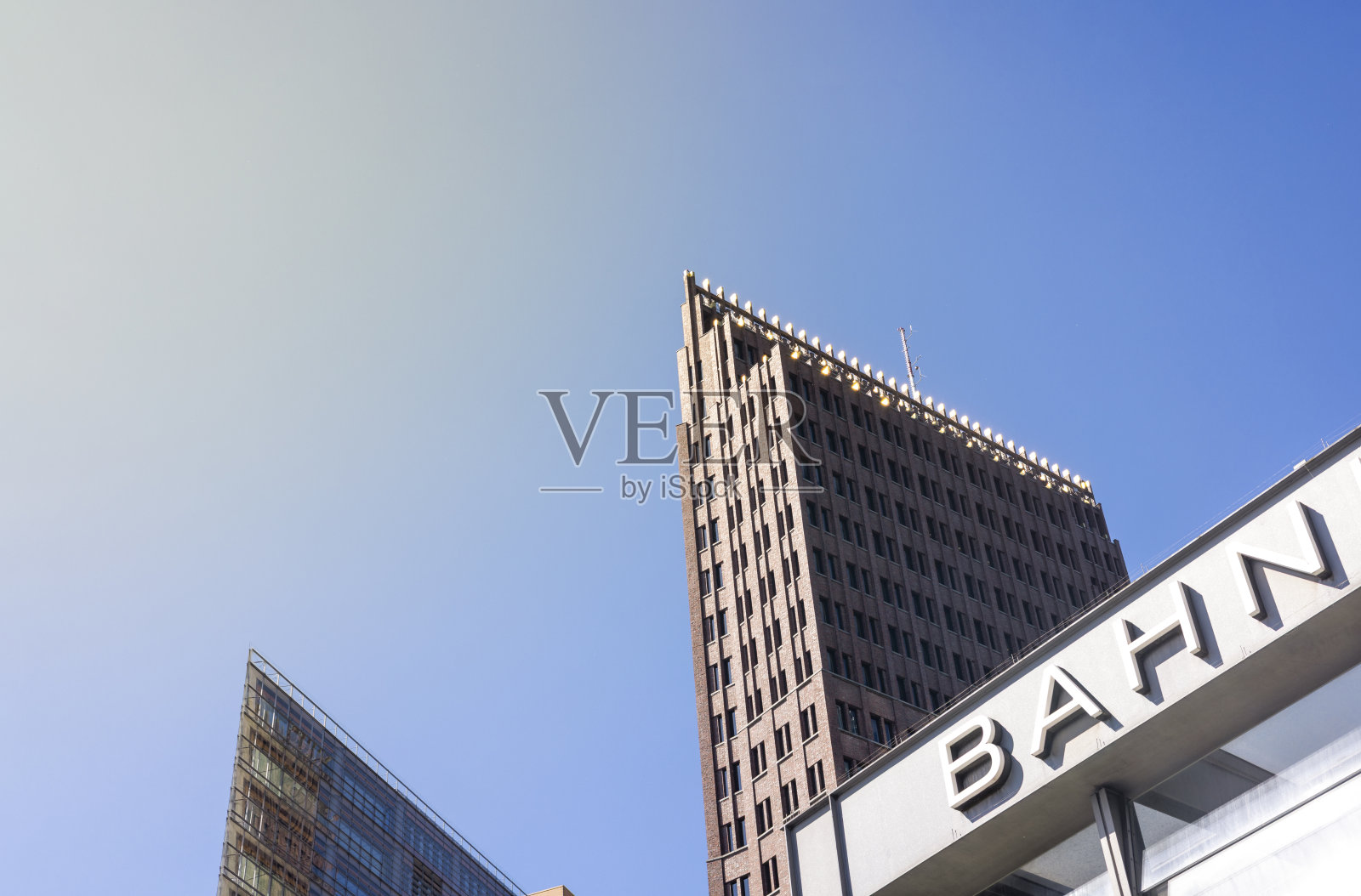 德国柏林波茨坦广场的现代高层建筑，蓝天清澈，车站入口标志显眼照片摄影图片