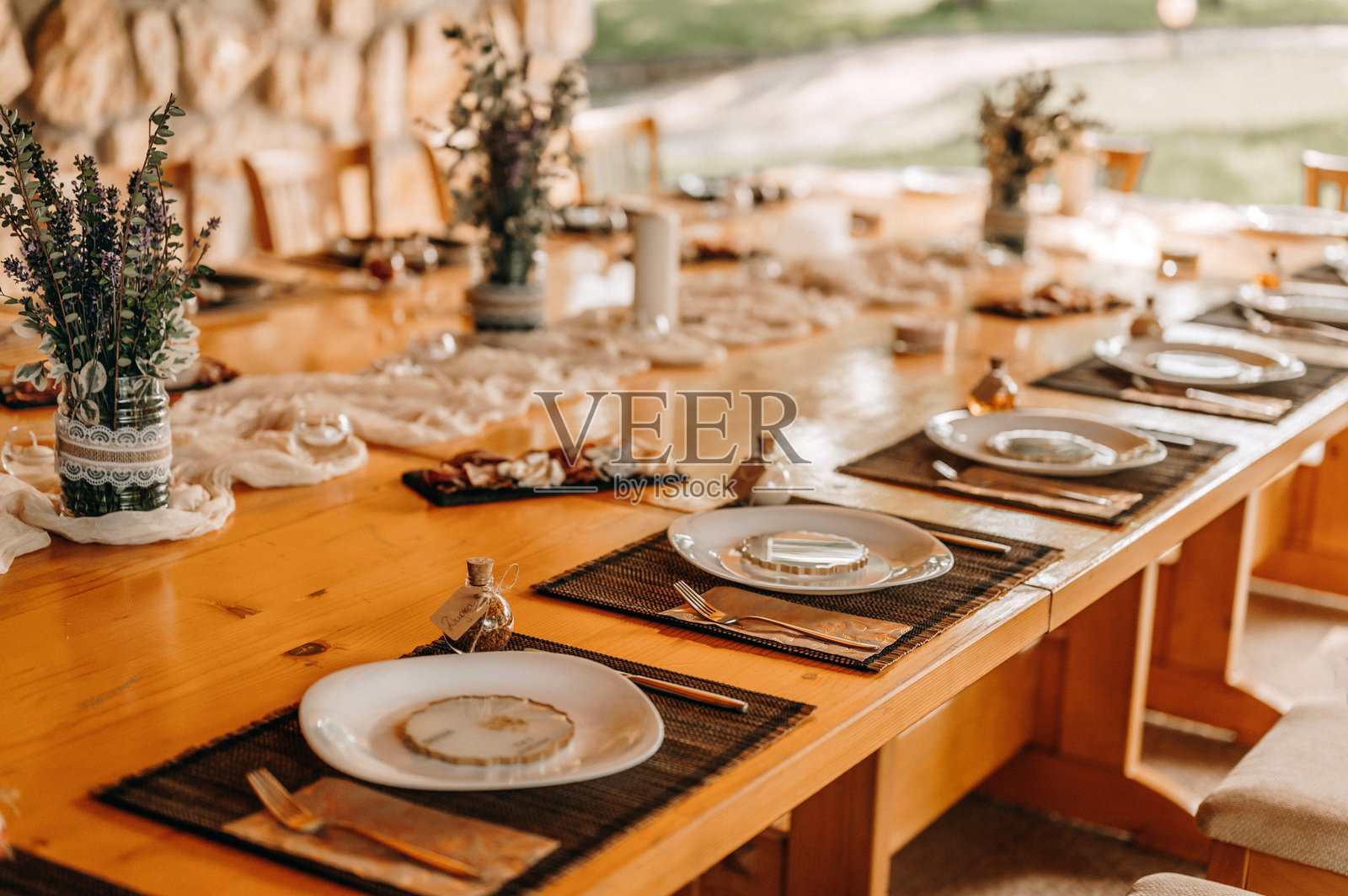 婚礼桌面布置和宾客礼物。照片摄影图片