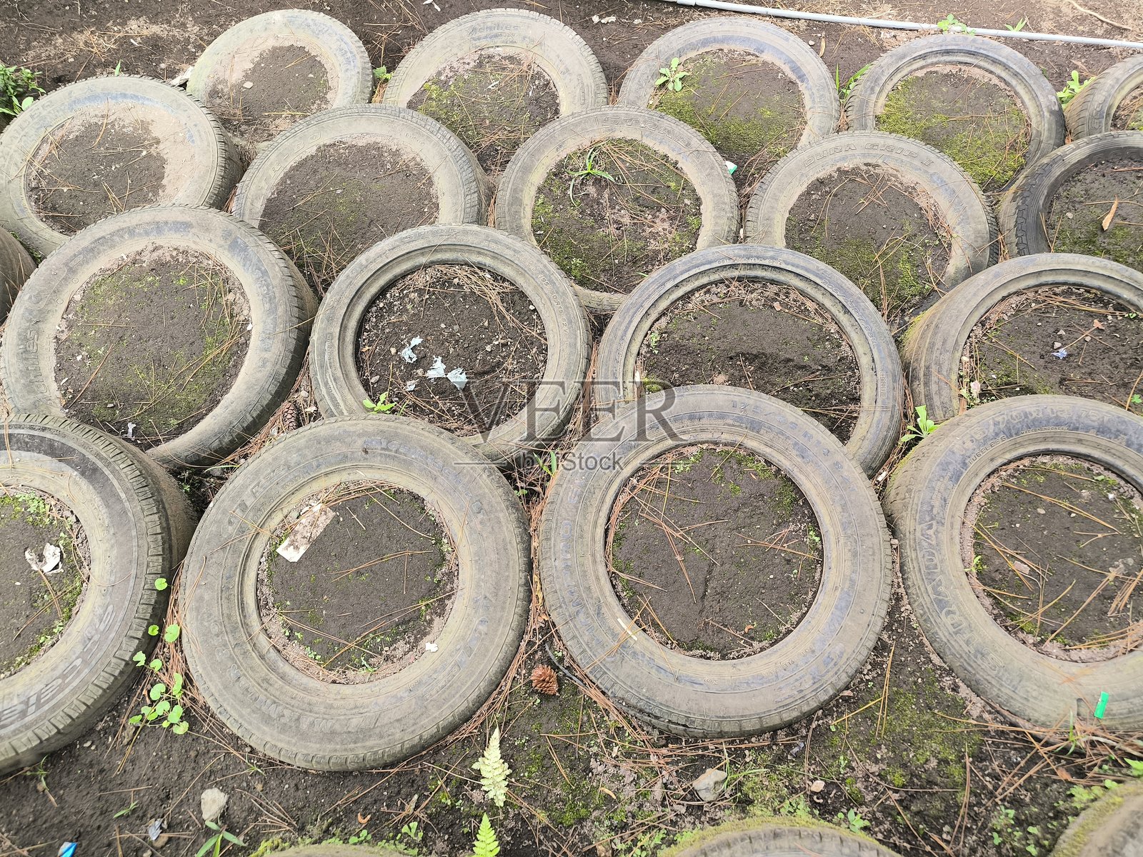 废旧轮胎用作楼梯照片摄影图片