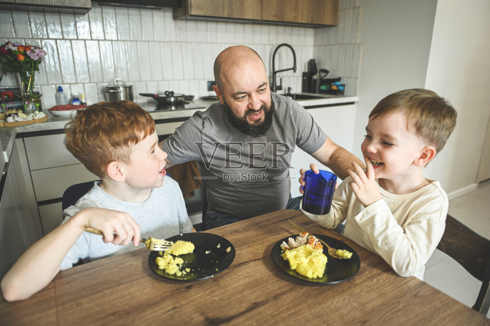 爸爸给孩子们喂午餐照片摄影图片