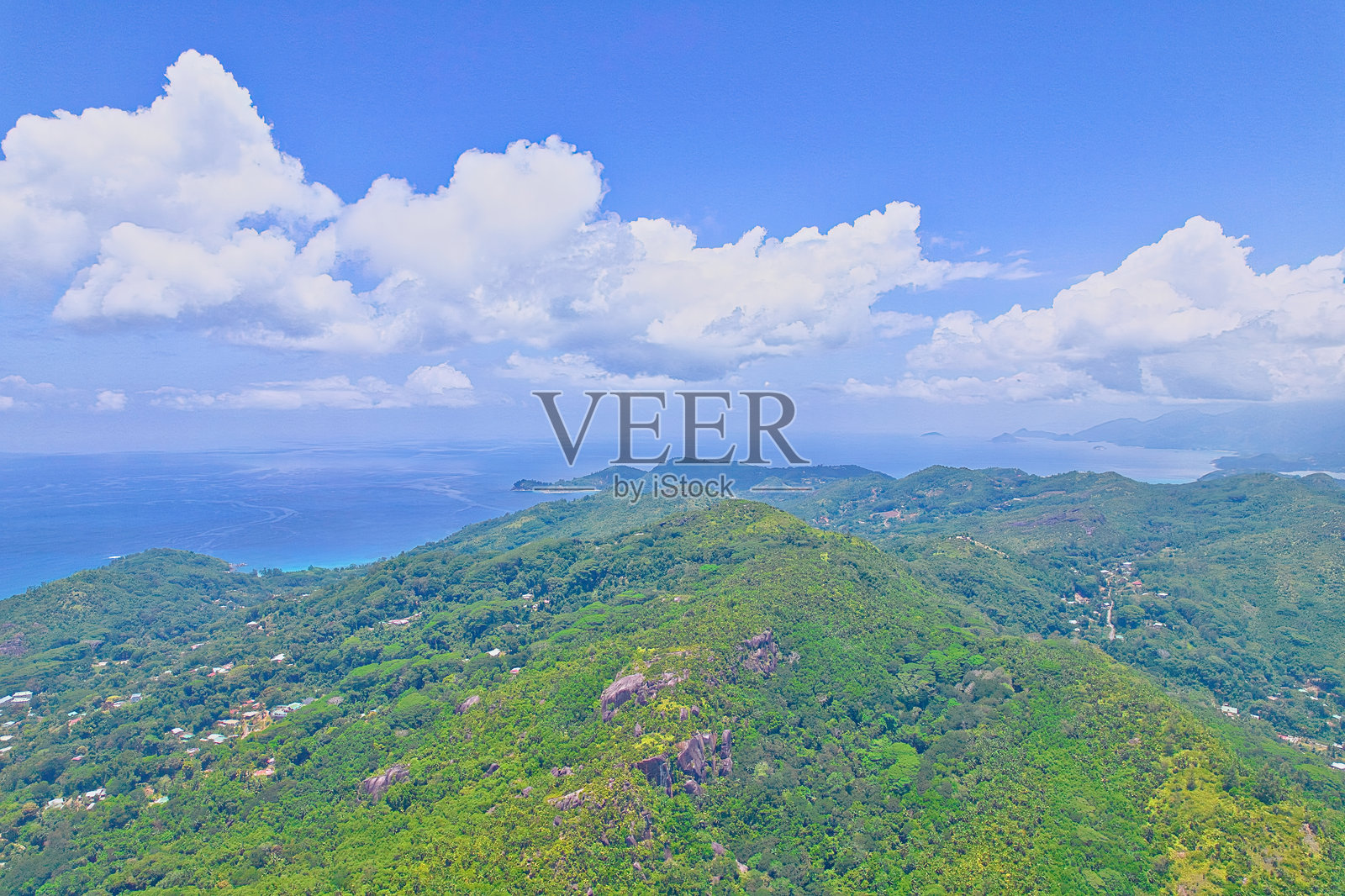 从东南海岸拍摄的无人机镜头，俯瞰西部至西北海岸。照片摄影图片