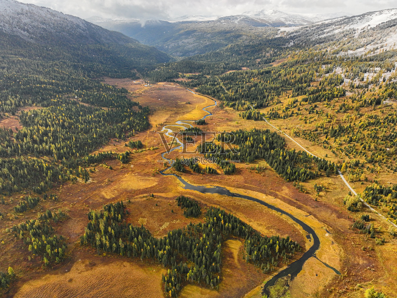 蜿蜒的河流穿过秋季的沼泽地和森林照片摄影图片