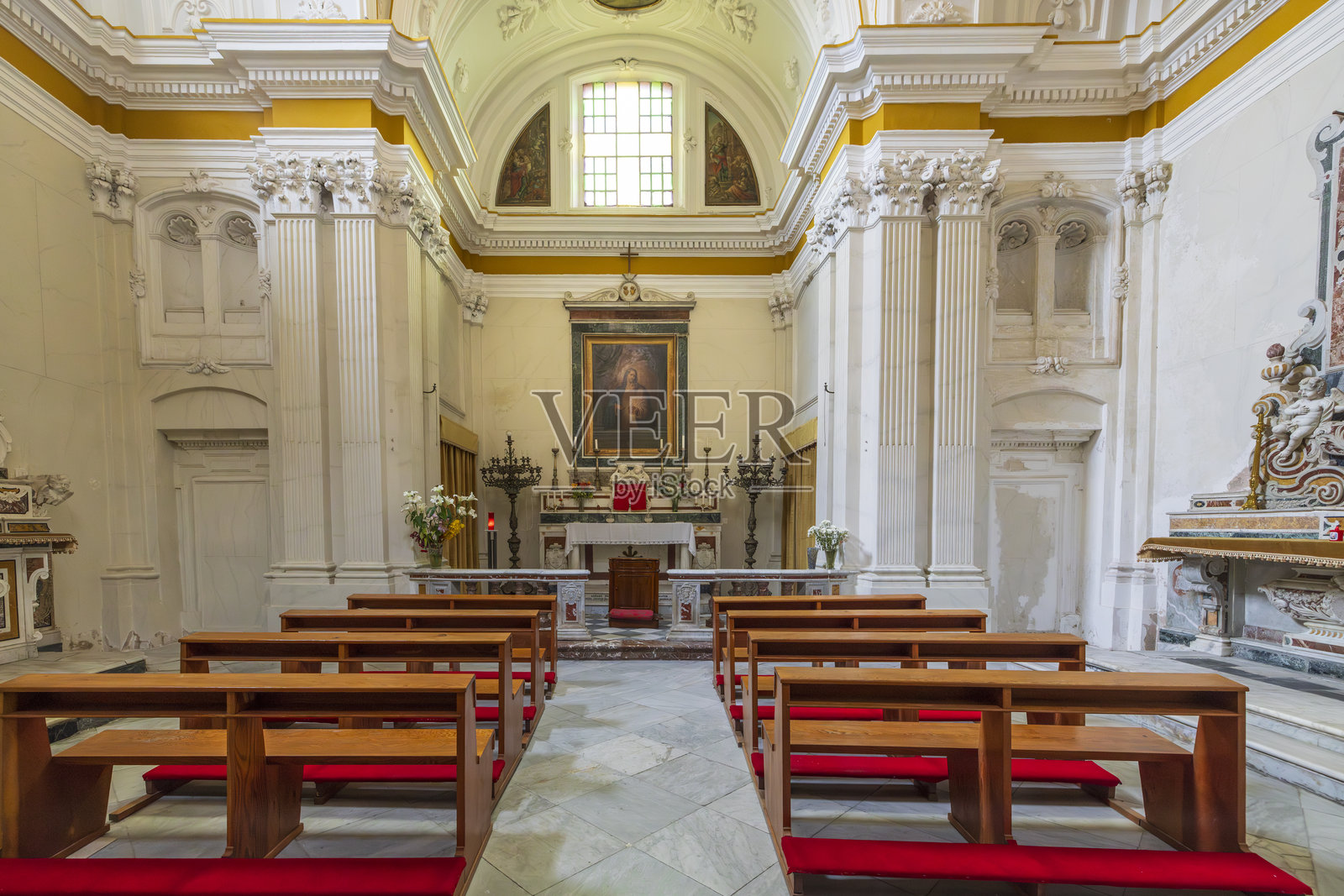 意大利,卡拉布里亚,特罗佩亚。特罗佩亚大教堂,正式名称为圣母罗马尼亚副大教堂。内部。侧祭坛。照片摄影图片