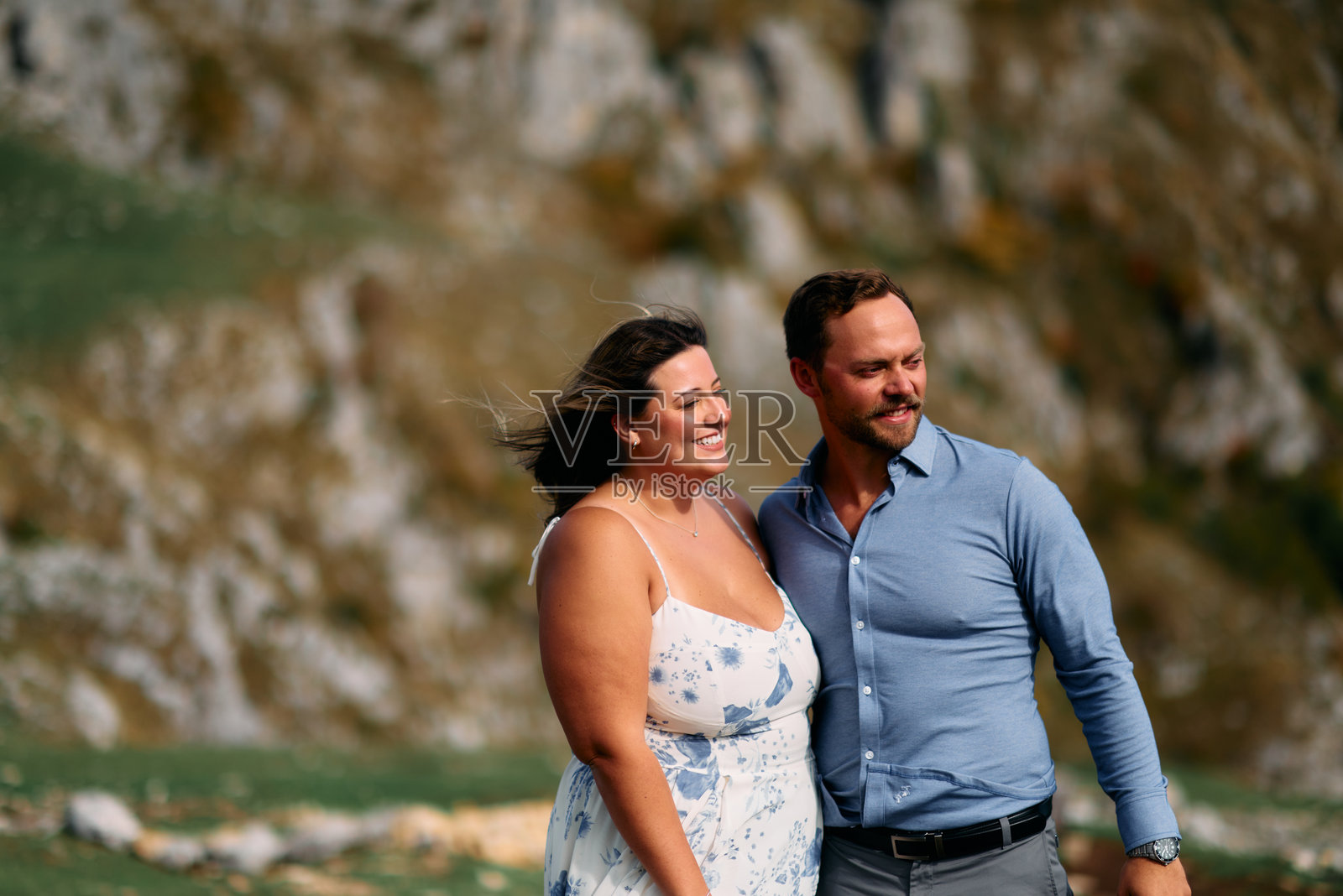 浪漫情侣在大自然中相拥照片摄影图片