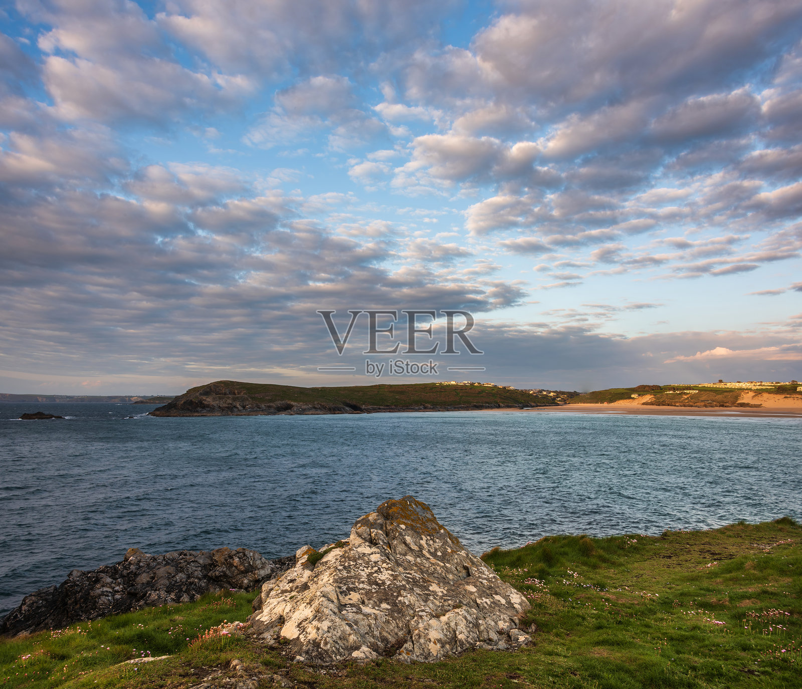 康沃尔郡彭蒂尔岬美丽而生动的夏季日落风景，天空壮观。照片摄影图片