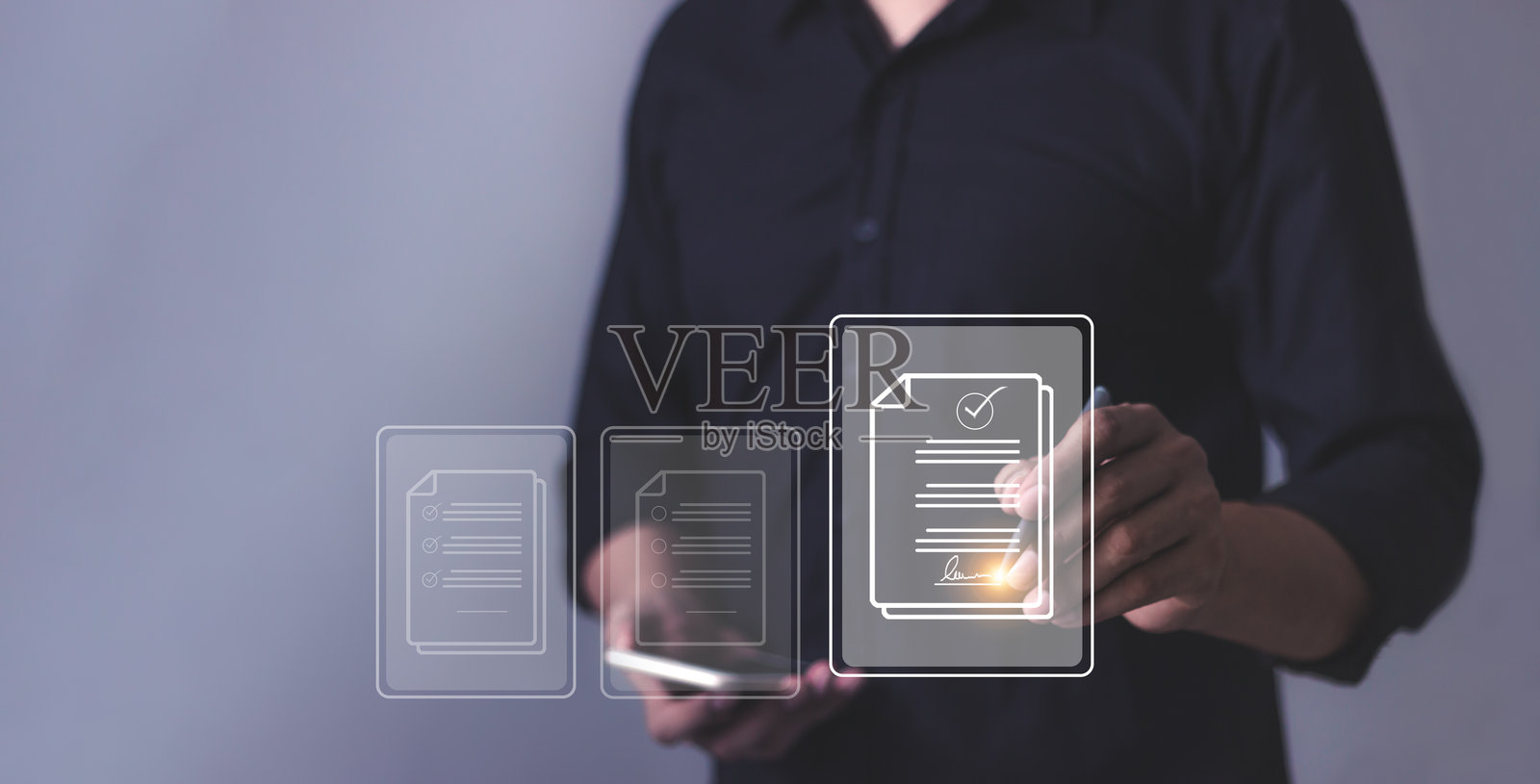 年轻男子用手机和手中的笔触碰签署在线商业合同，电子签名，合同签署，数字文件，未来智能合同照片摄影图片