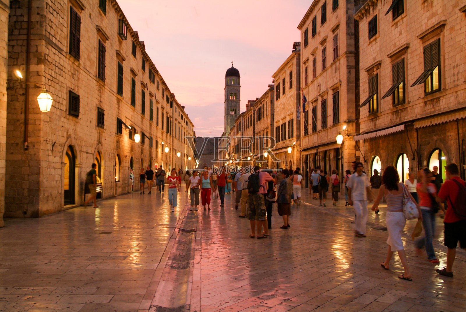 游客在杜布罗夫尼克著名的普拉卡街上漫步照片摄影图片