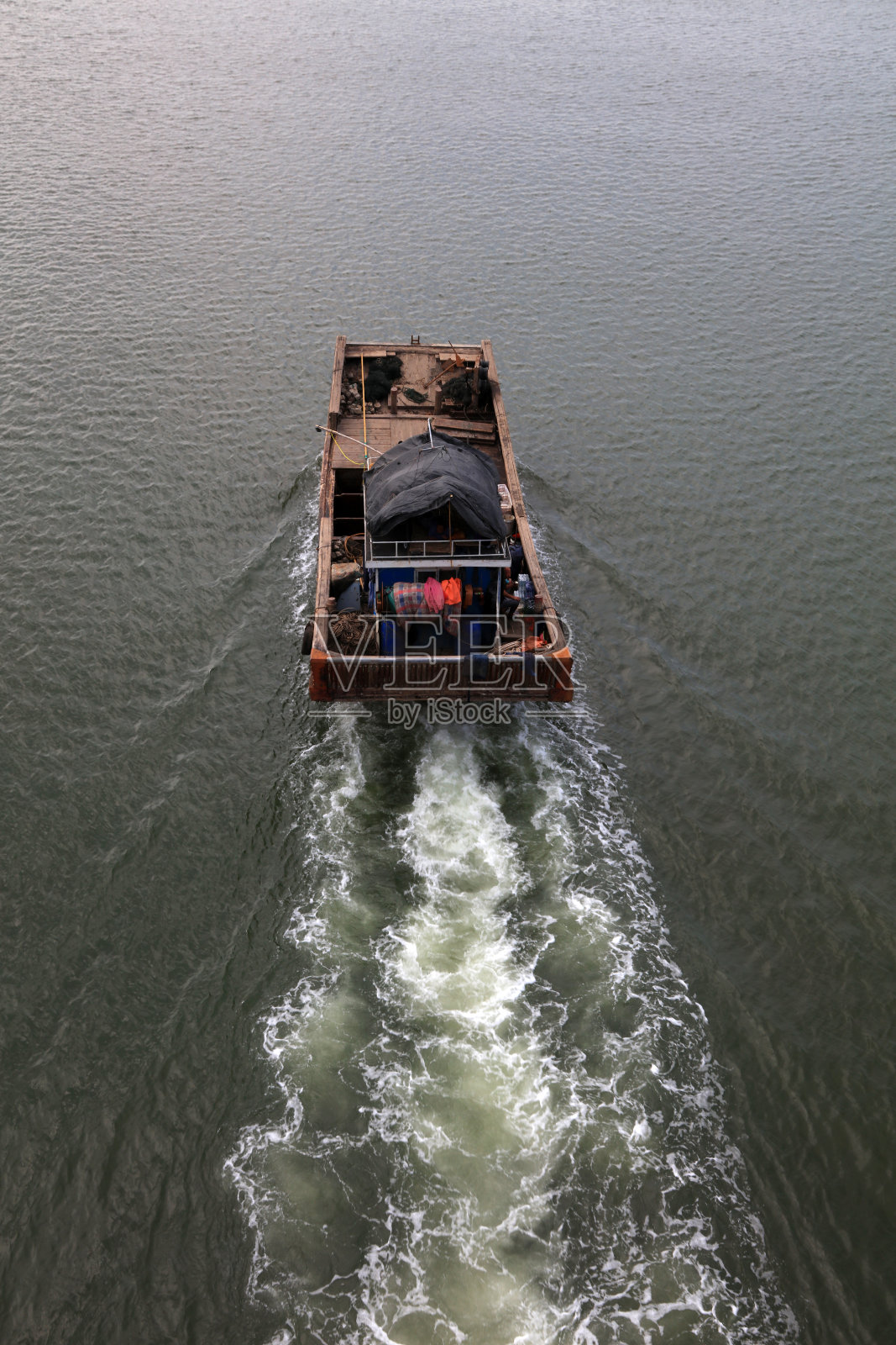 在中国浅水区航行的渔船照片摄影图片