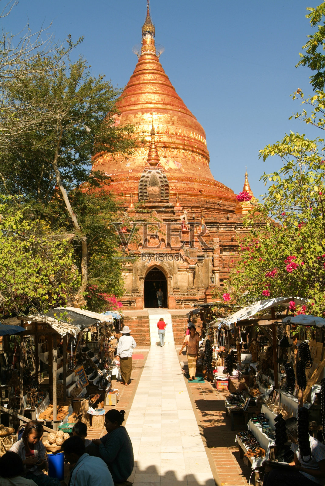 在达玛雅齐卡佛塔前的礼品店街道照片摄影图片