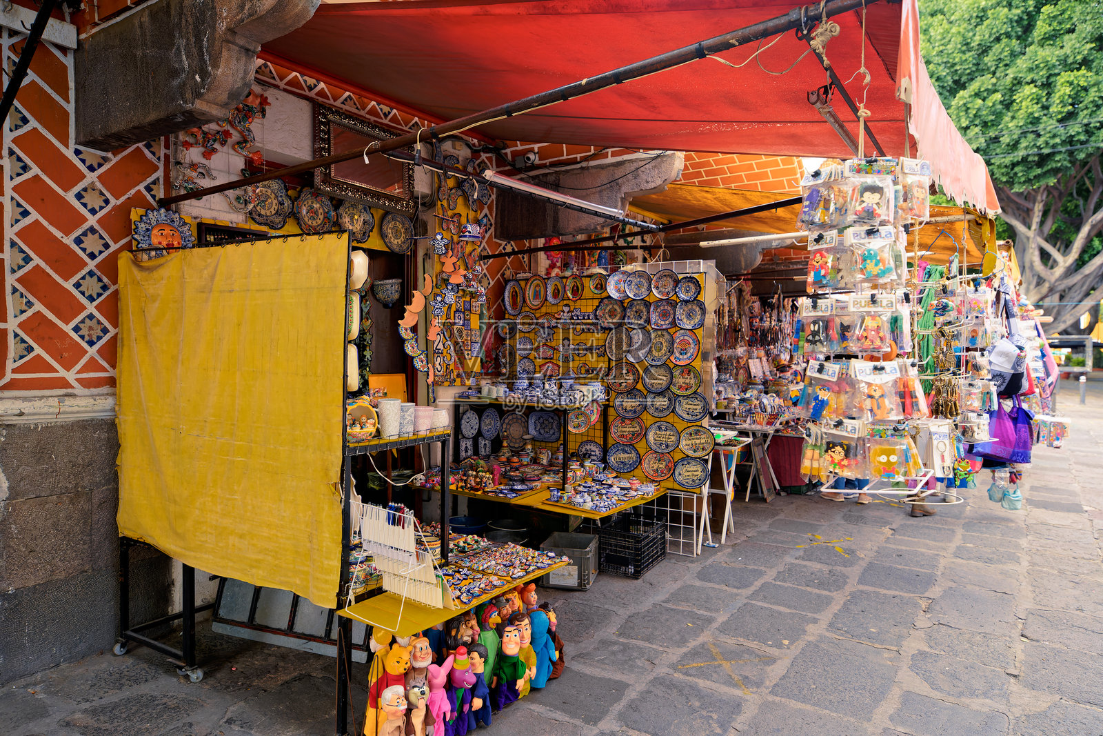 普埃布拉市街道上的纪念品商店照片摄影图片