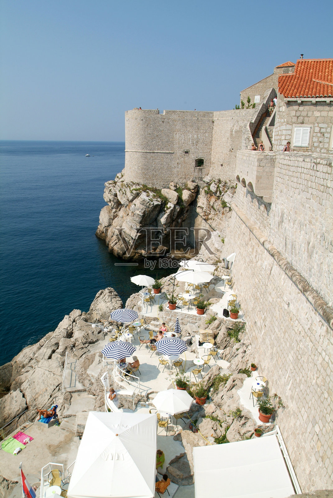 游客坐在杜布罗夫尼克海岸的餐厅里照片摄影图片