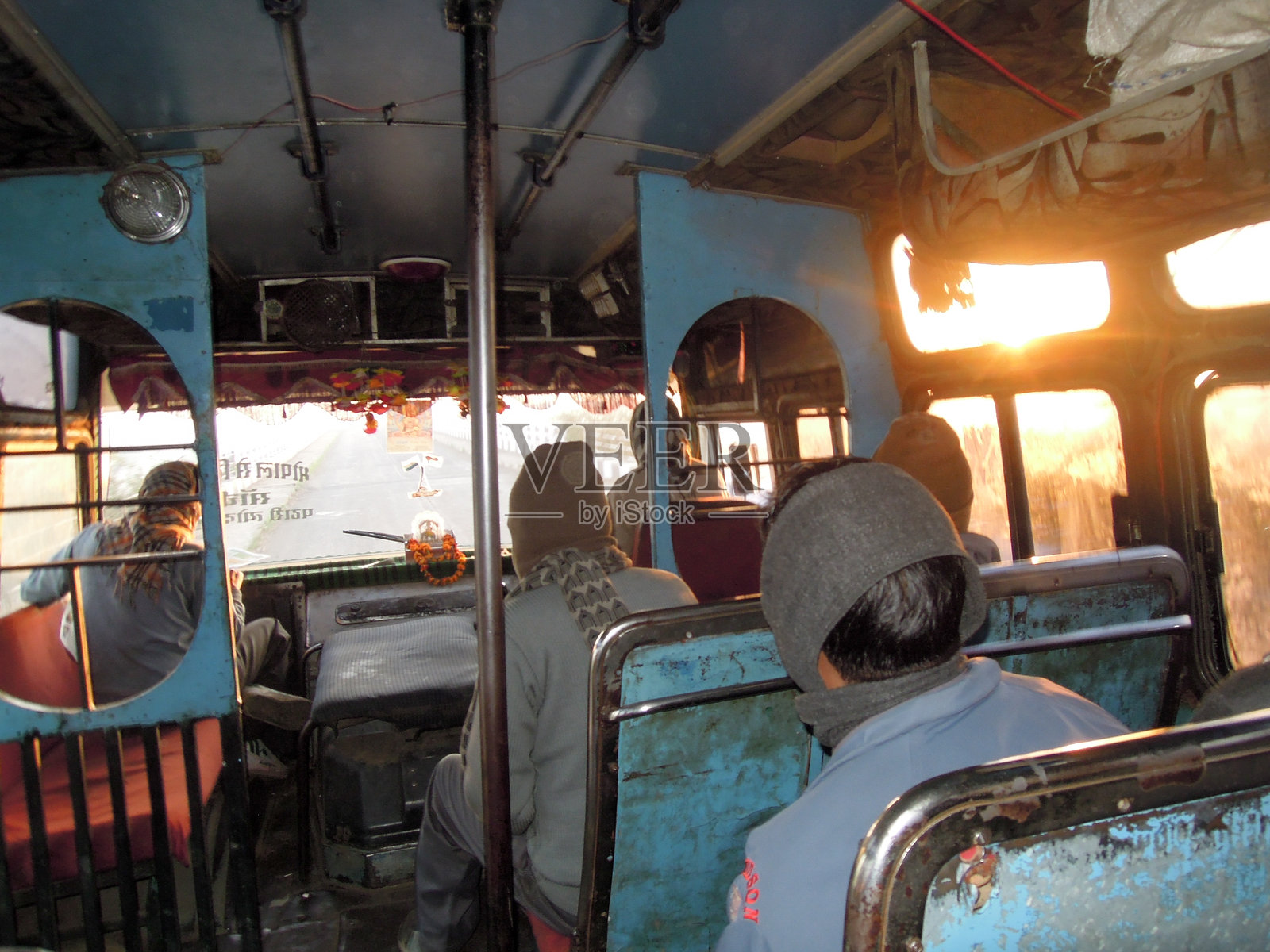 人们在日出时乘坐一辆旧巴士旅行照片摄影图片