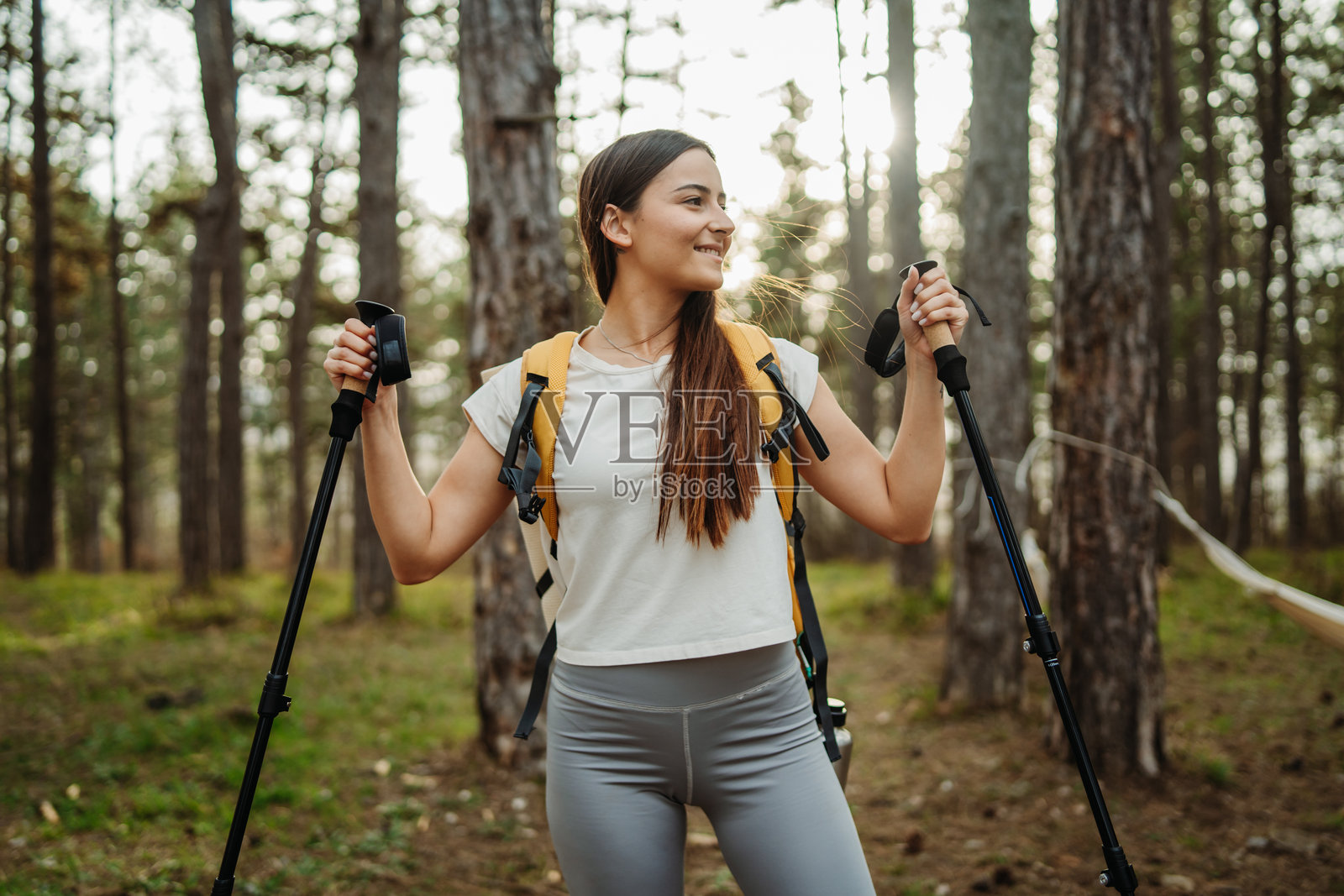 年轻的白人女性在徒步旅行或远足照片摄影图片