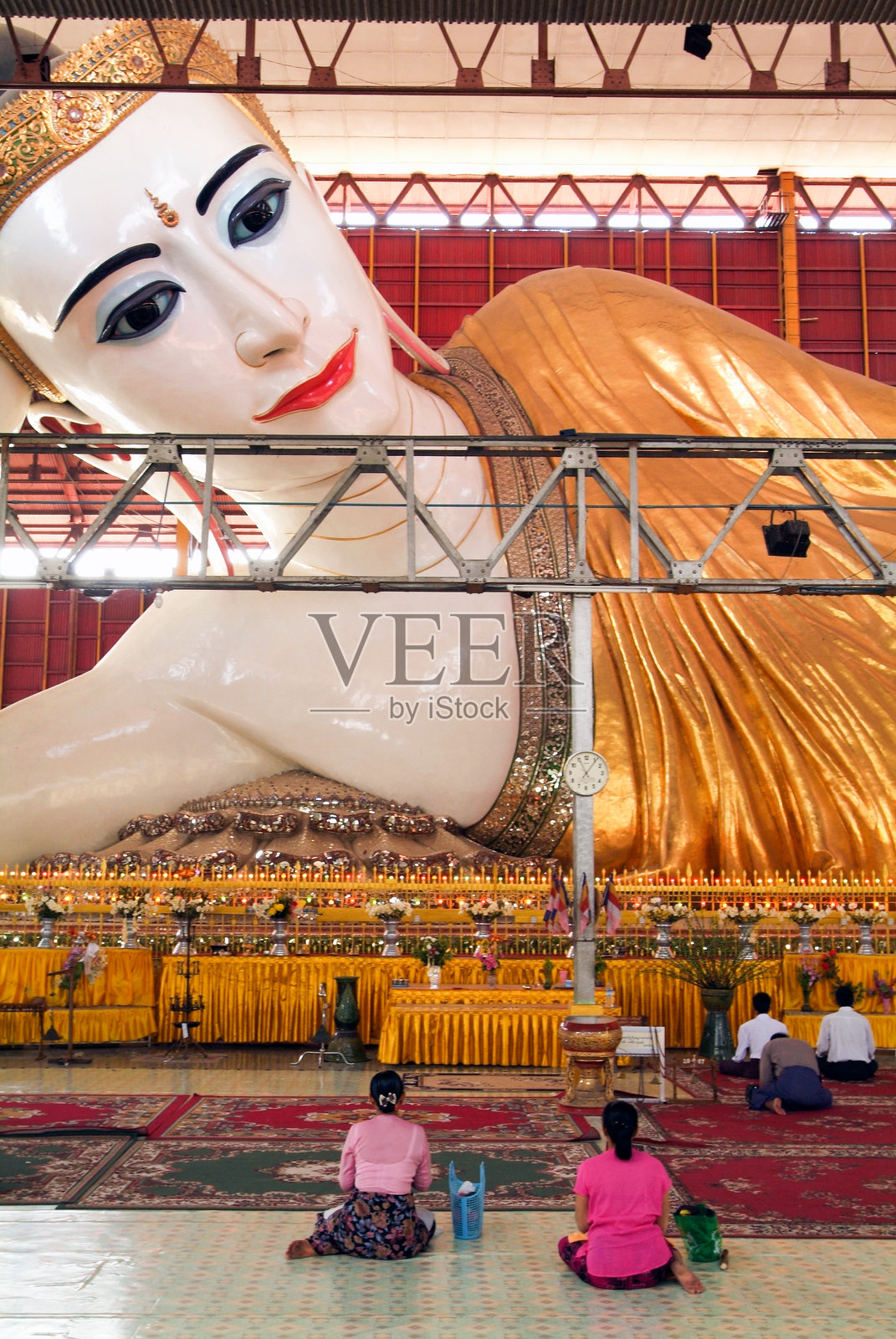 信徒在仰光的乔克塔吉佛塔祈祷照片摄影图片