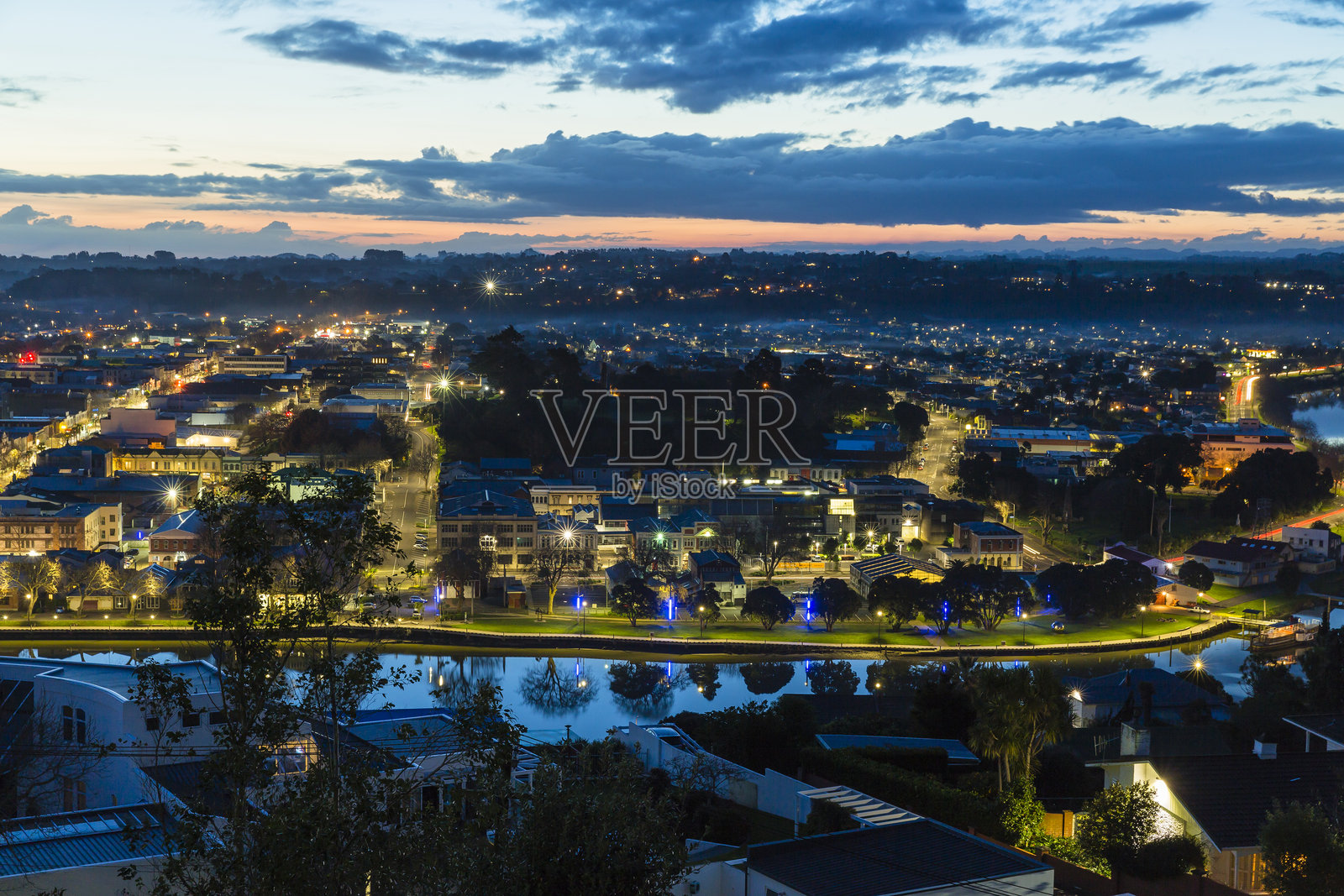 新西兰怀唐伊的杜里山俯瞰的夜景和怀唐伊河照片摄影图片