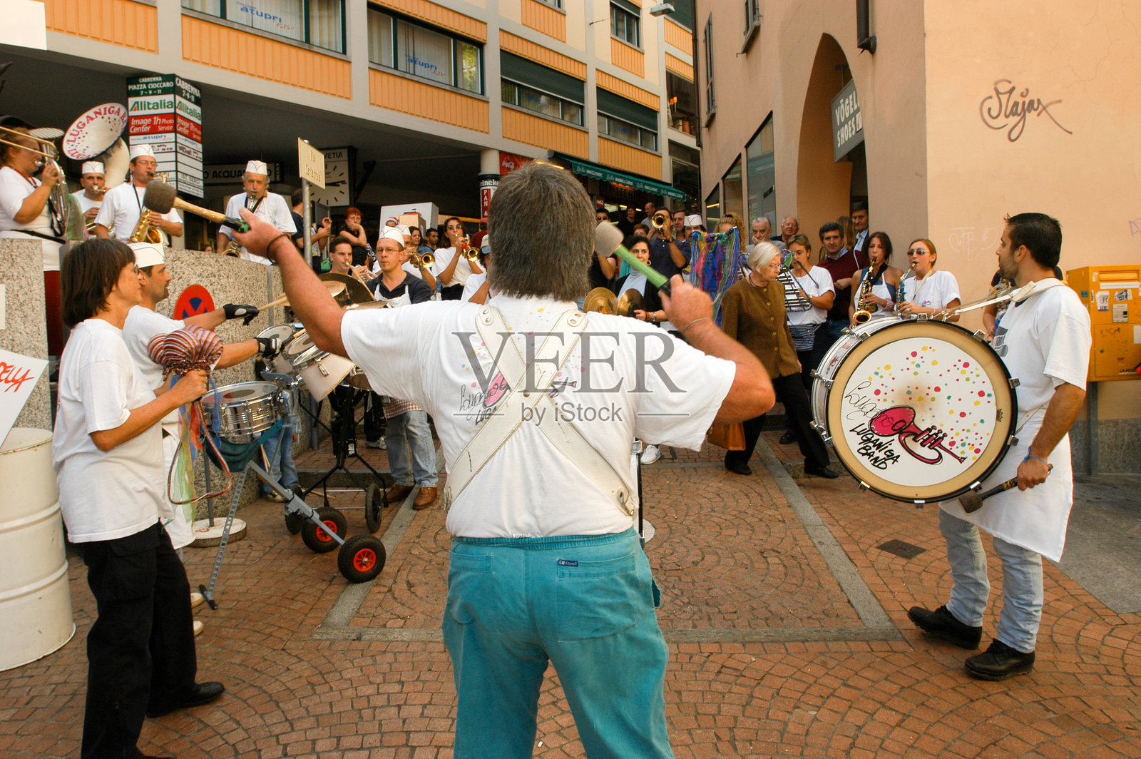 人们在卢加诺狂欢节上表演古根音乐照片摄影图片