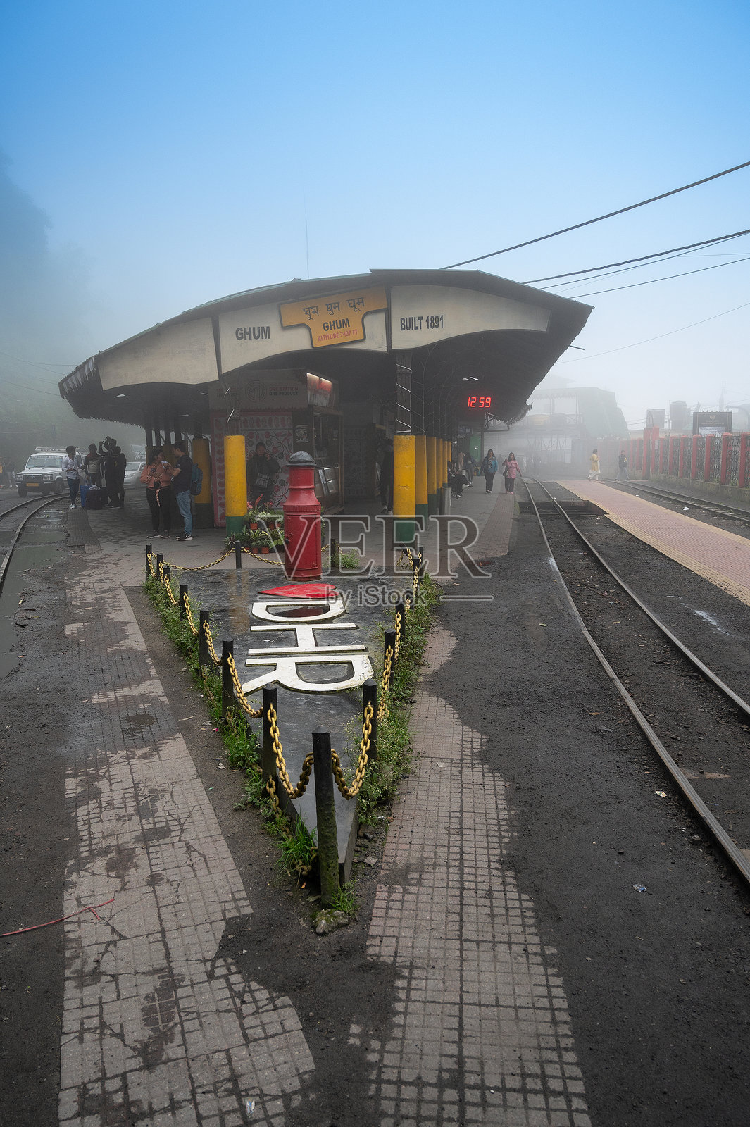 雾气笼罩着古姆火车站，这是印度最高的火车站，属于达尔杰林喜马拉雅铁路（DHR），被联合国教科文组织列为世界遗产。照片摄影图片