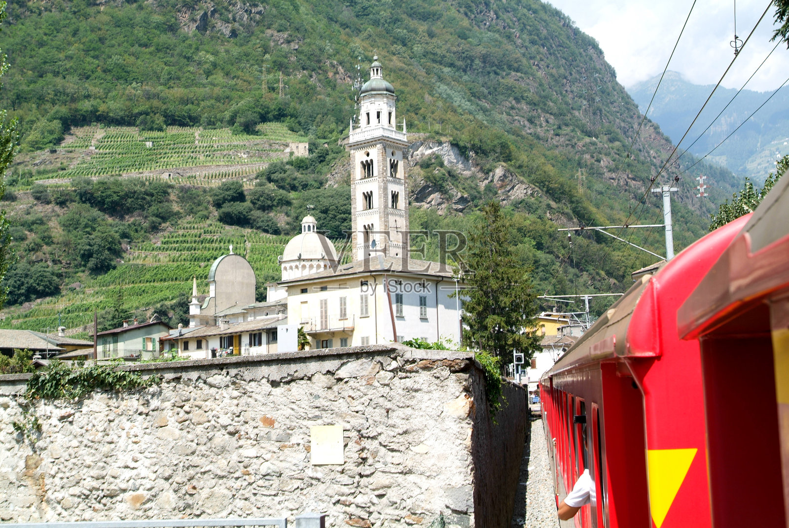 伯尔尼纳快车抵达意大利的蒂拉诺照片摄影图片