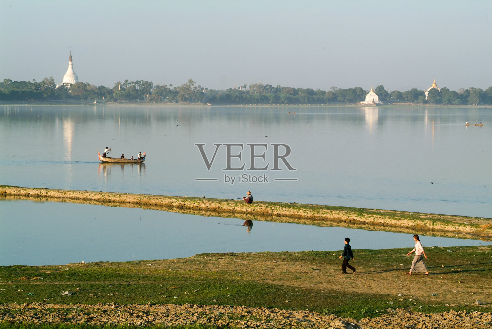 人们在缅甸的伊洛瓦底江附近散步照片摄影图片