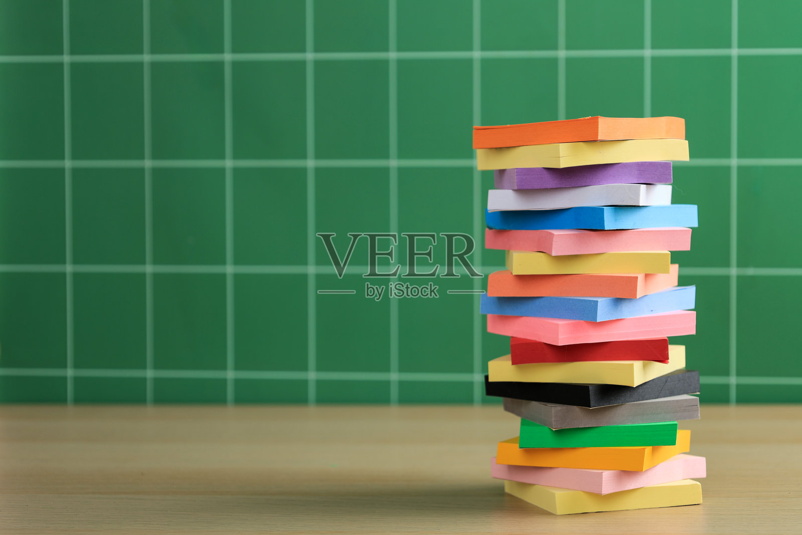 堆叠的各种颜色的便利贴照片摄影图片