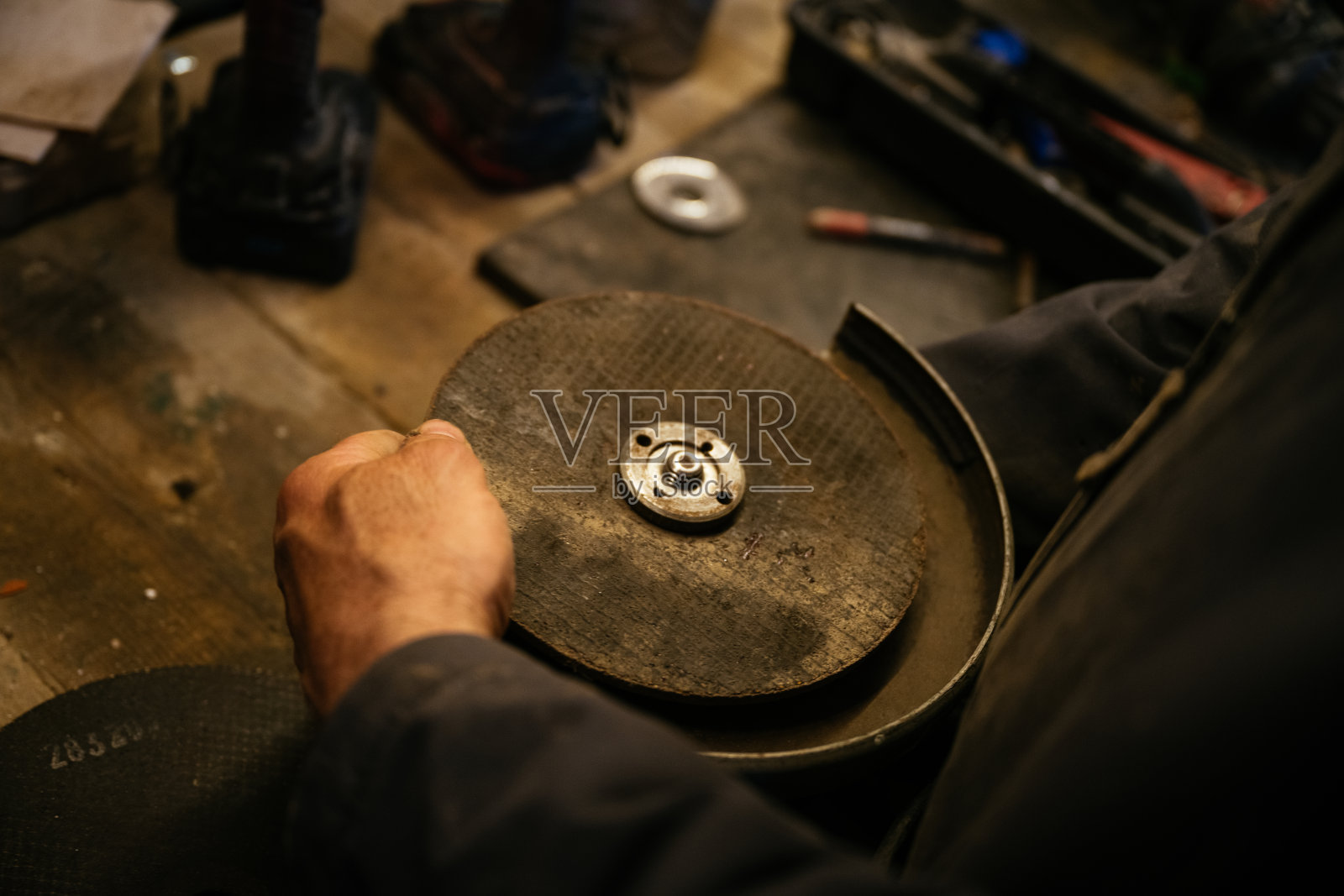 工业工人正在准备金属和磨床进行工作照片摄影图片