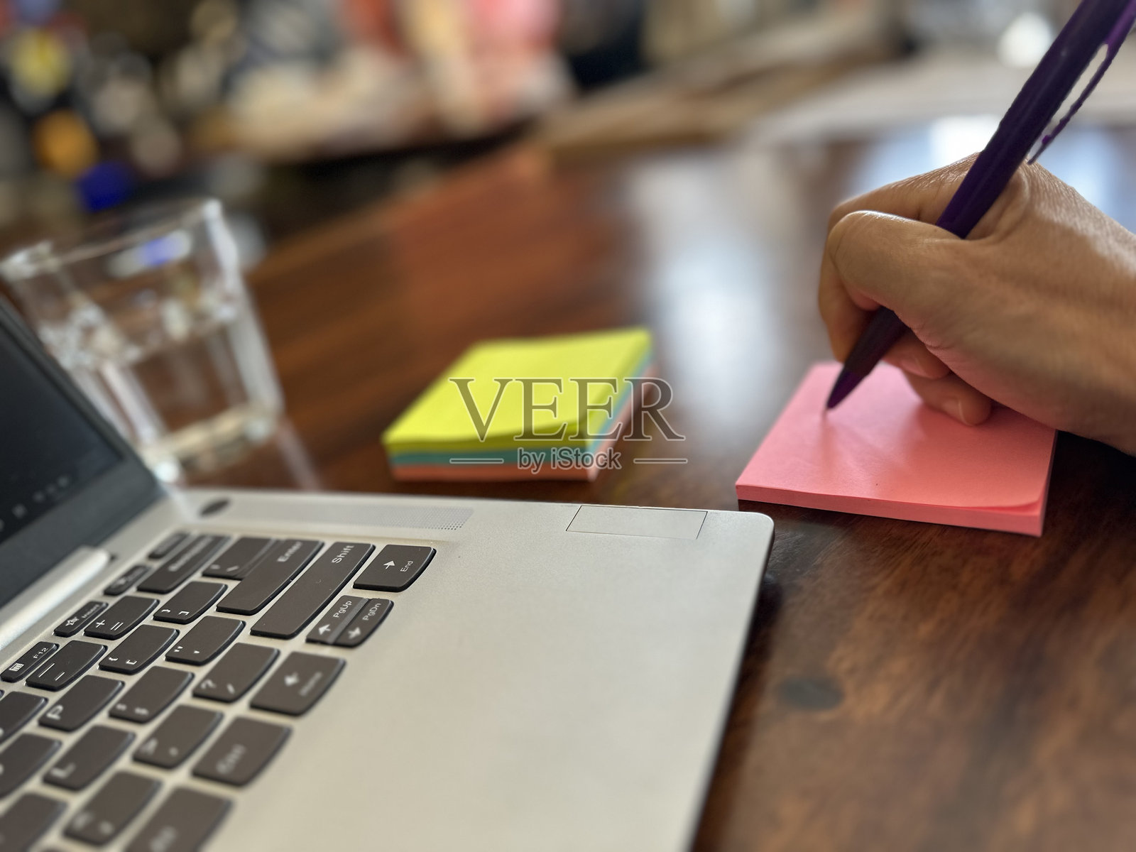 成功规划：自由职业者的专注工作空间照片摄影图片