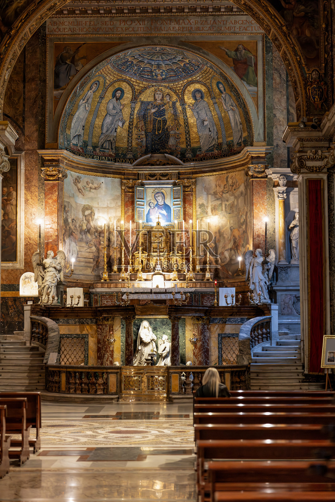 罗马圣玛利亚大教堂的祭坛照片摄影图片