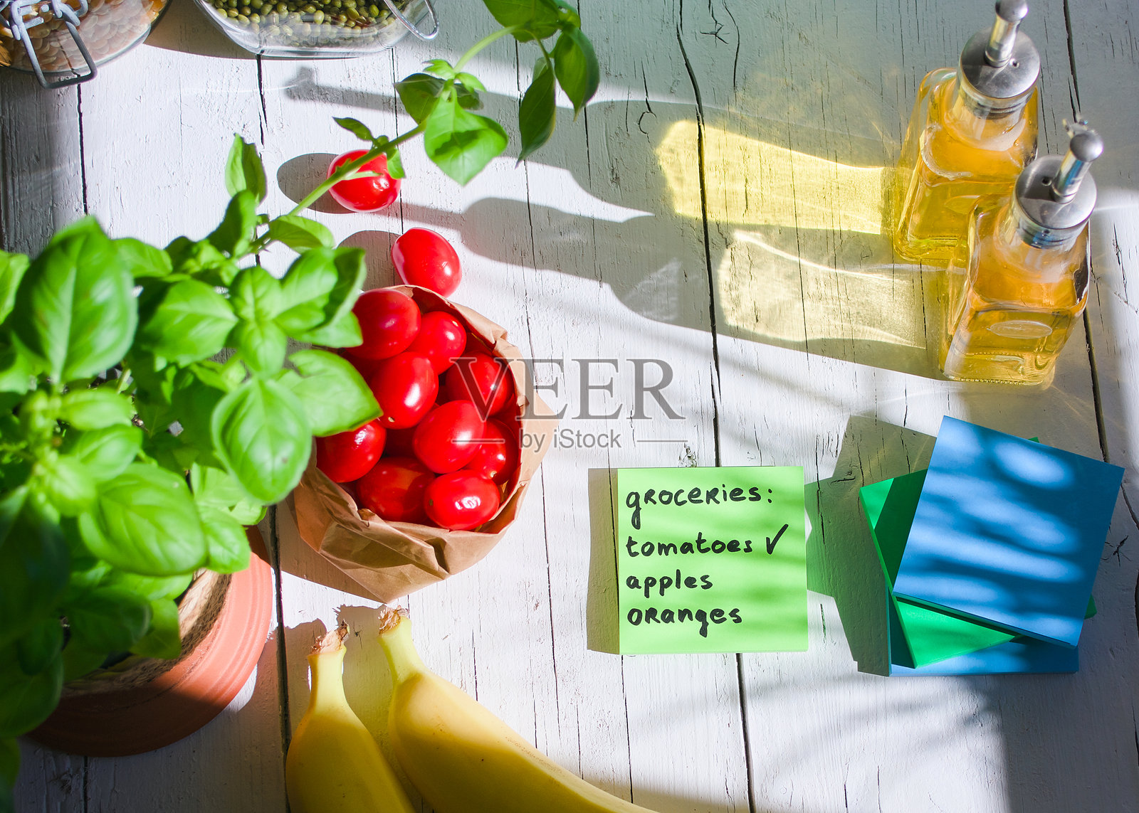 多彩的便利贴放在古朴的木桌上照片摄影图片