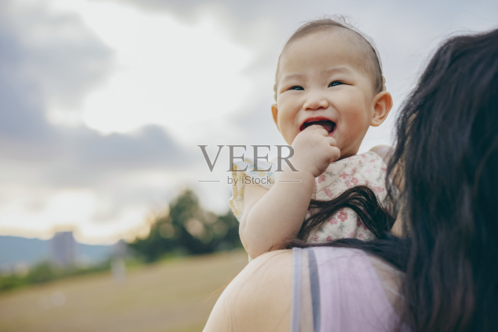 拥抱前行：现代家庭中的温柔力量照片摄影图片