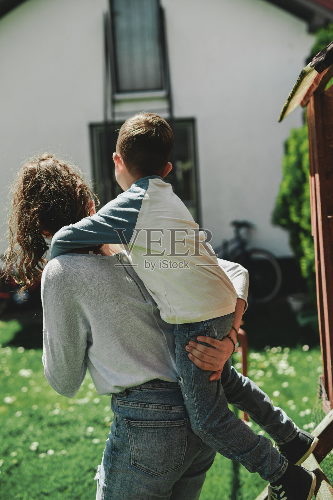 充满活力的男孩爬在姐姐的背上，两人共享快乐时光照片摄影图片