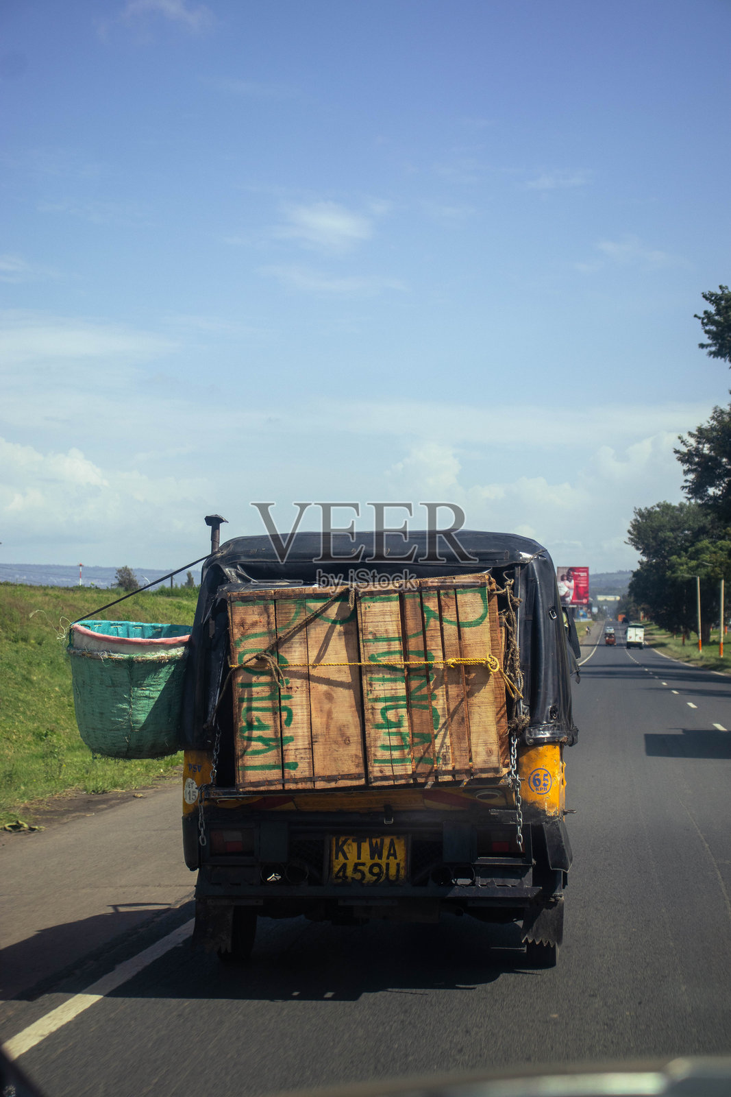一辆带侧篮的嘟嘟车在高速公路上行驶照片摄影图片