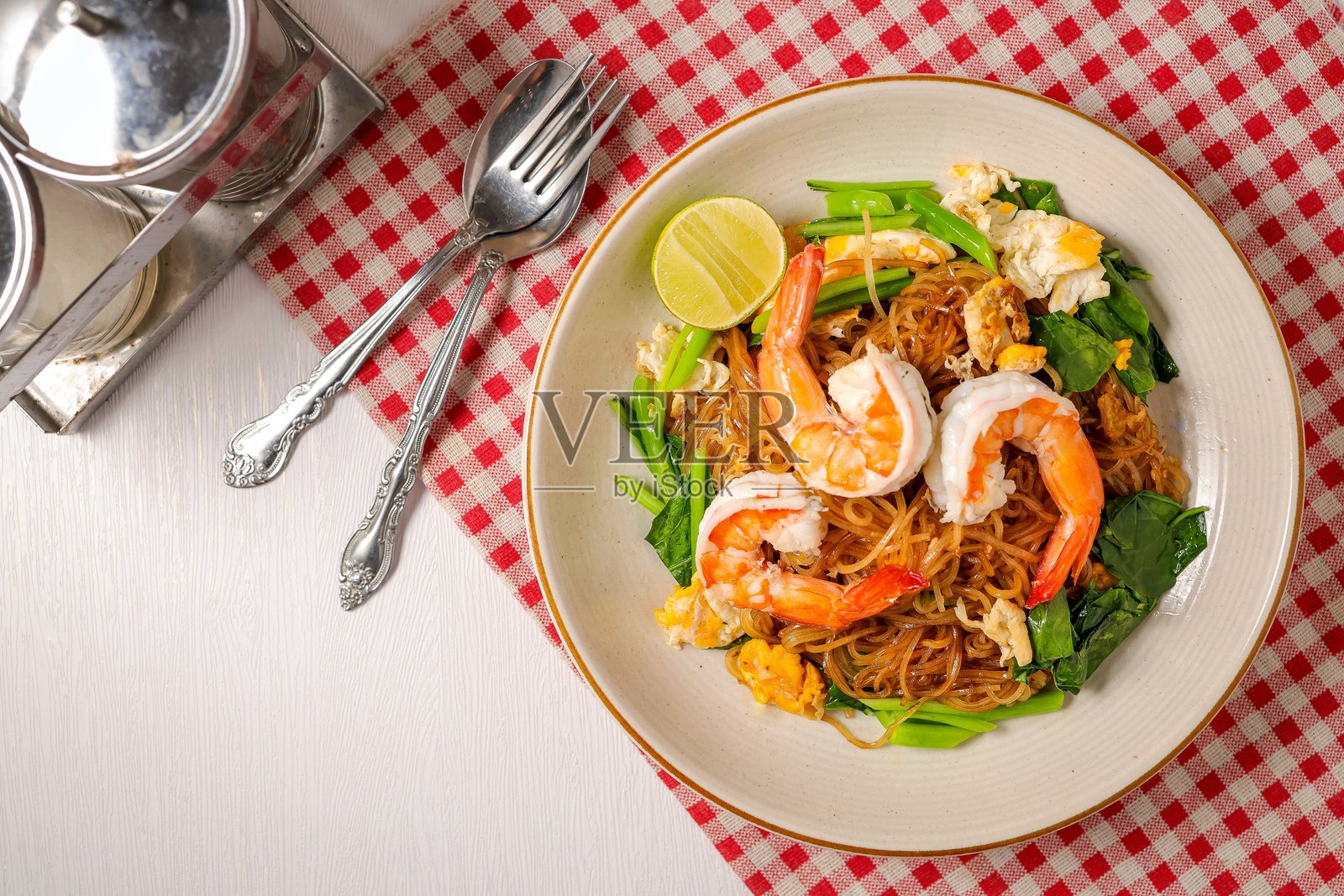 黑酱虾炒细米粉，陶瓷盘盛放，俯视美食桌，留有空白空间，泰式炒米粉照片摄影图片