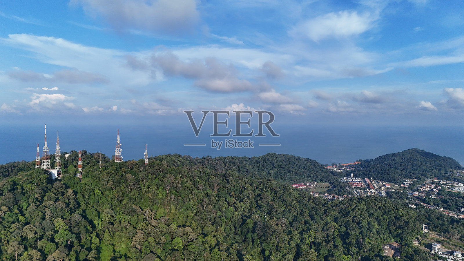 无人机视角：郊区照片摄影图片