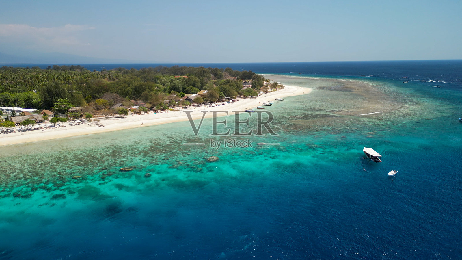 印尼吉利梅诺海岸在阳光明媚的日子里的惊人鸟瞰图照片摄影图片