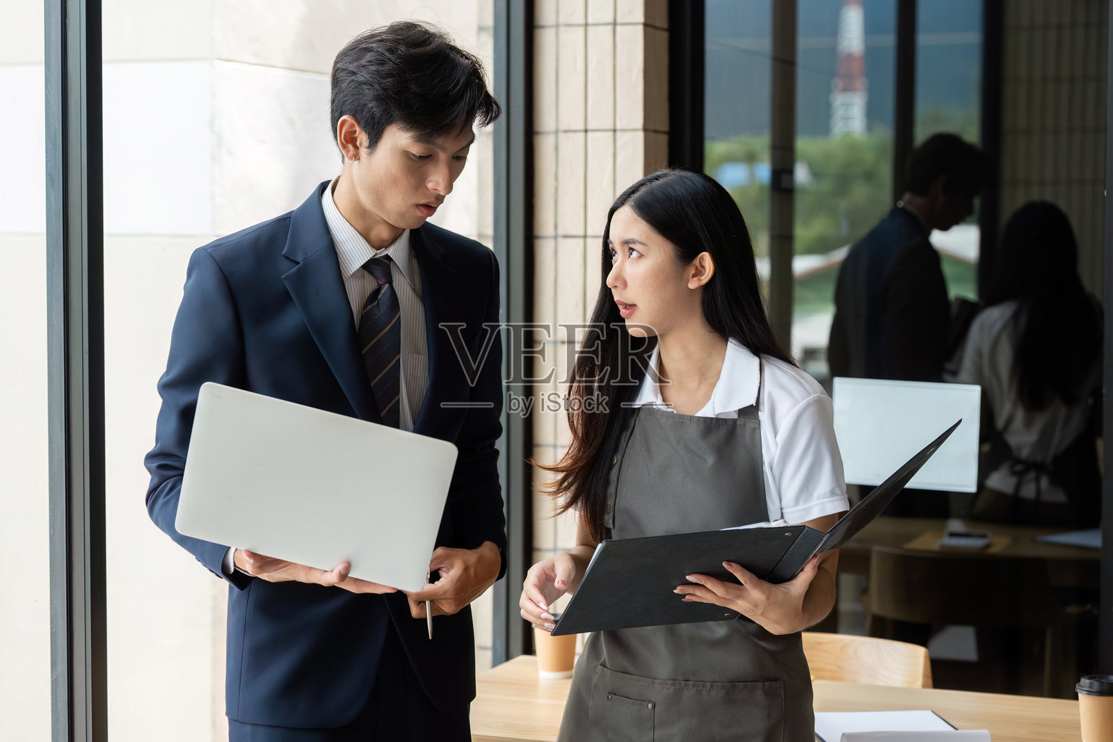 商务会议。男商人与女员工之间的专业讨论。照片摄影图片