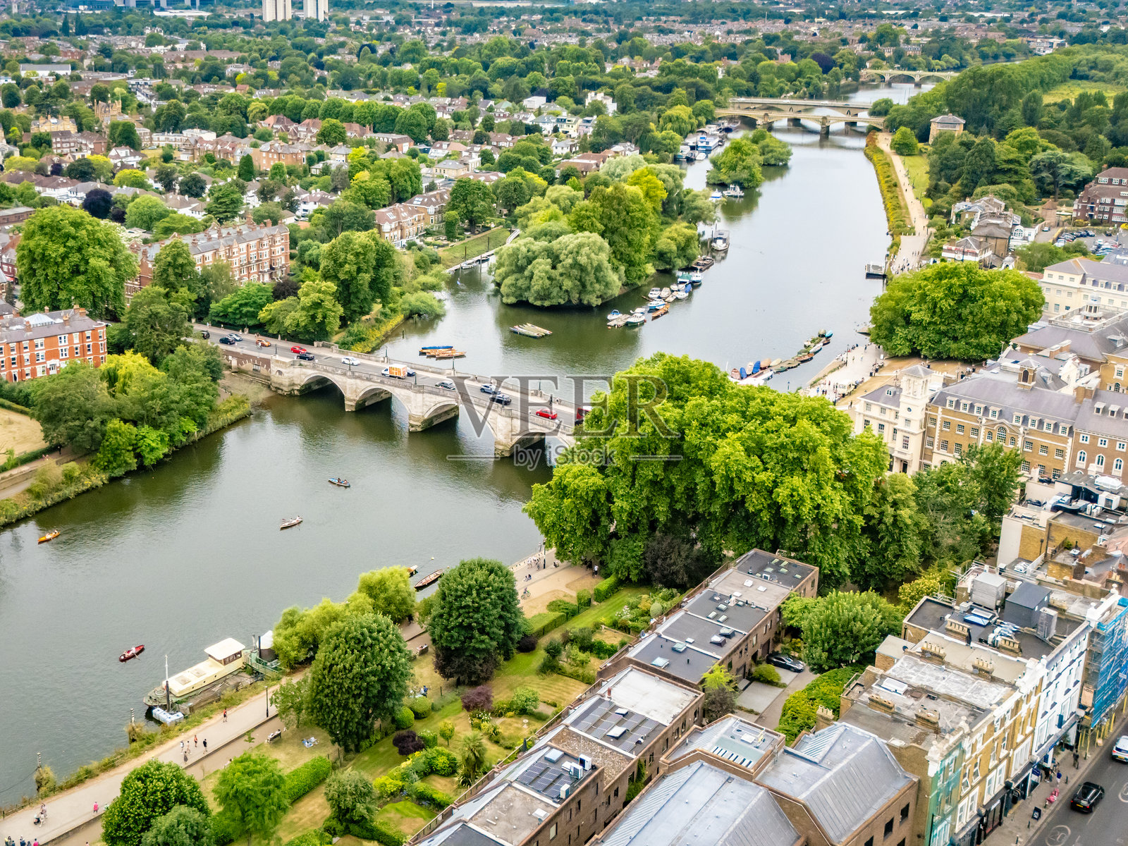 小船在里士满的泰晤士河上照片摄影图片