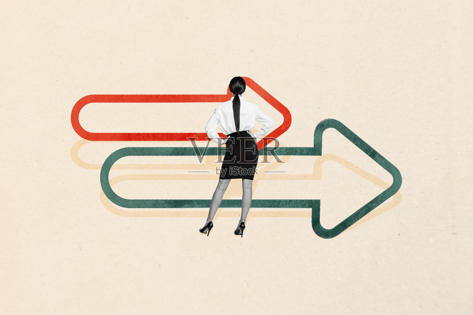 现代照片拼贴画，展示一位女商人站在箭头指向职业发展、成长机会和目标成就。照片摄影图片