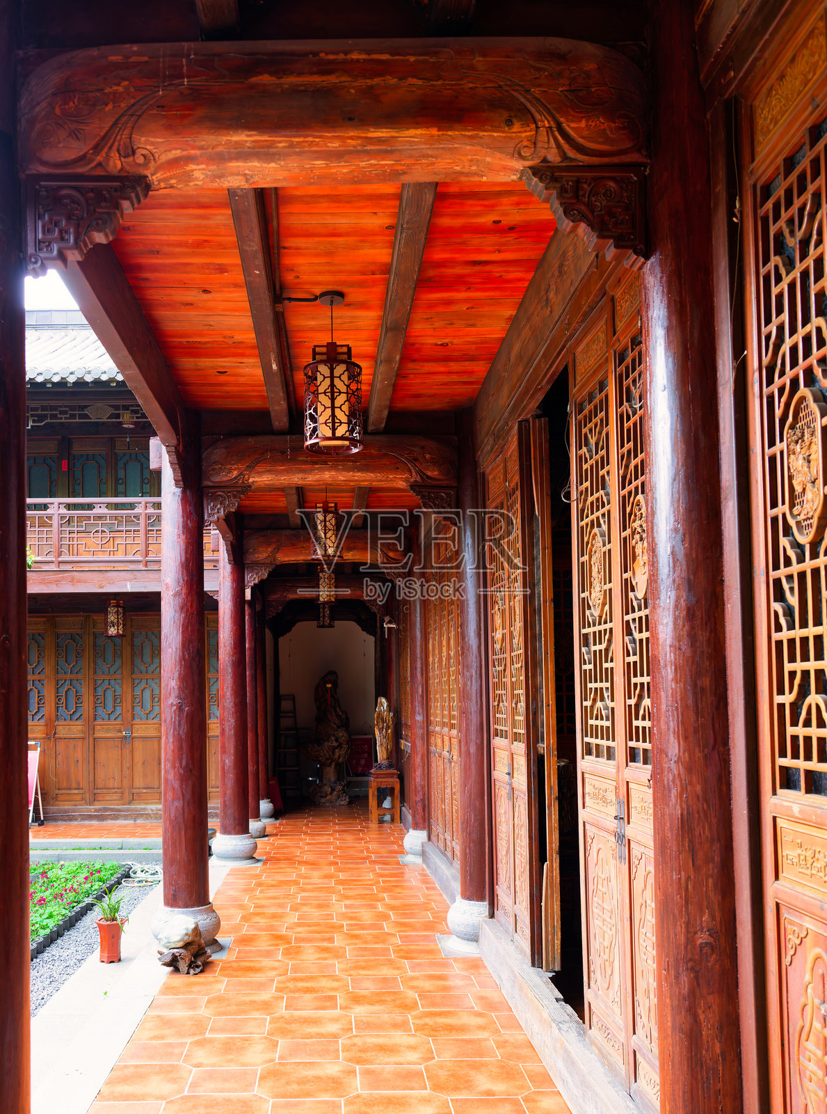 优雅的传统中式走廊，配有精致的木雕和灯笼照片摄影图片