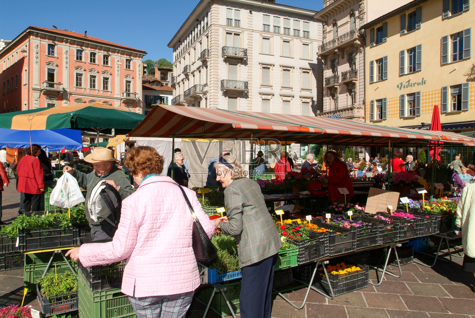 卢加诺市中心的步行广场照片摄影图片
